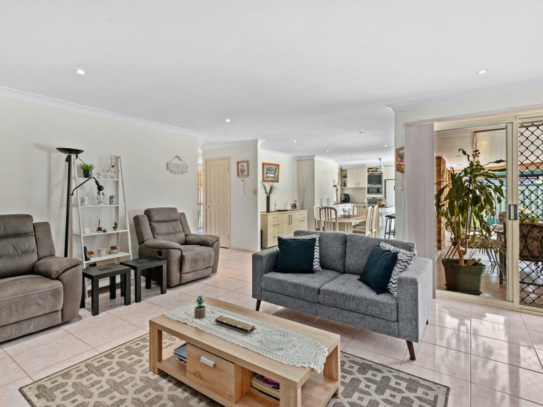 Property: 14 Casuarina Drive, Elanora, QLD, 4221 photo-10