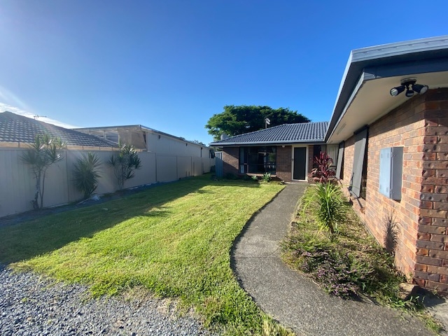 Rental: 60 Bienvenue Drive, Currumbin Waters, QLD, 4223 photo-12