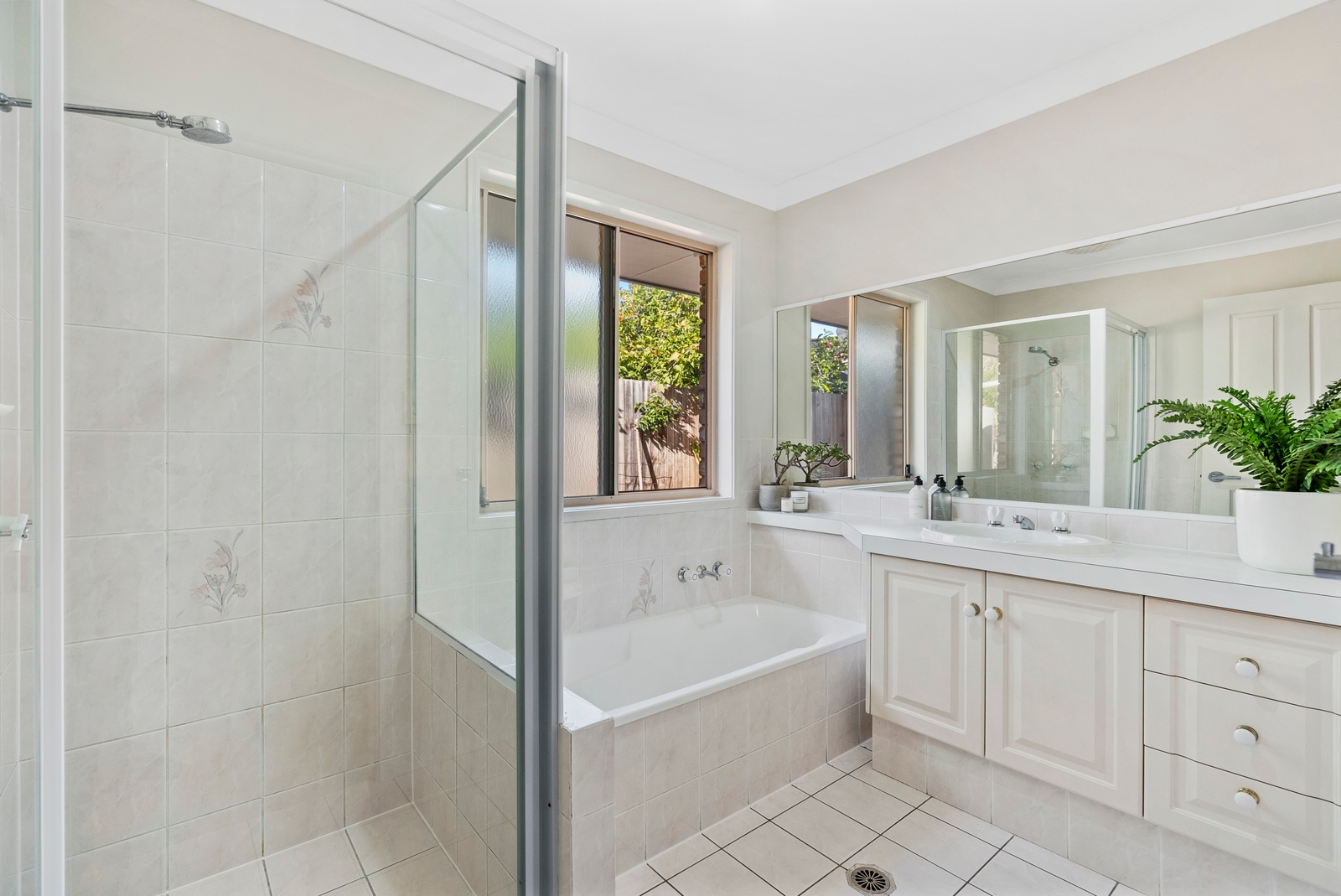 Rental: 10 Gilchrist Drive, Currumbin Waters, QLD, 4223 photo-12