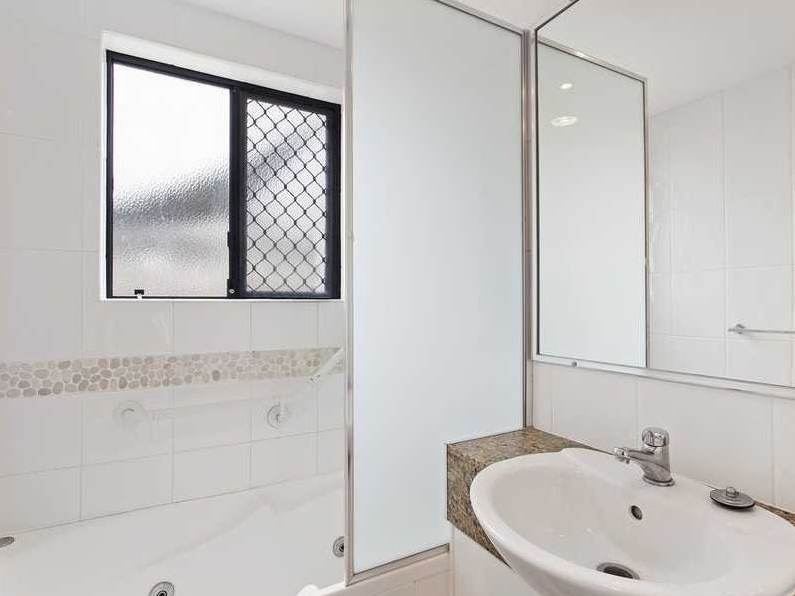 Rental: 3/2008-2010 Gold Coast Highway, Miami, QLD, 4220 photo-12