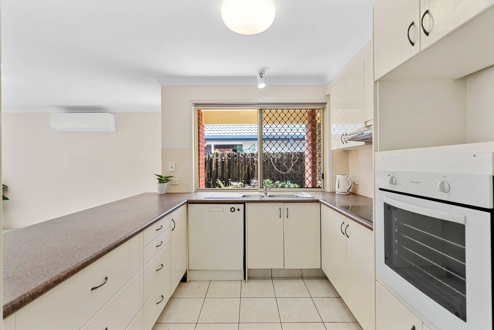Property: 10 Hydrilla Court, Elanora, QLD, 4221 photo-15