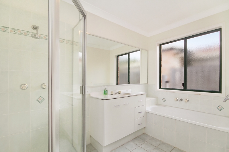 Rental: 98 Silver Glade Drive, Elanora, QLD, 4221 photo-4