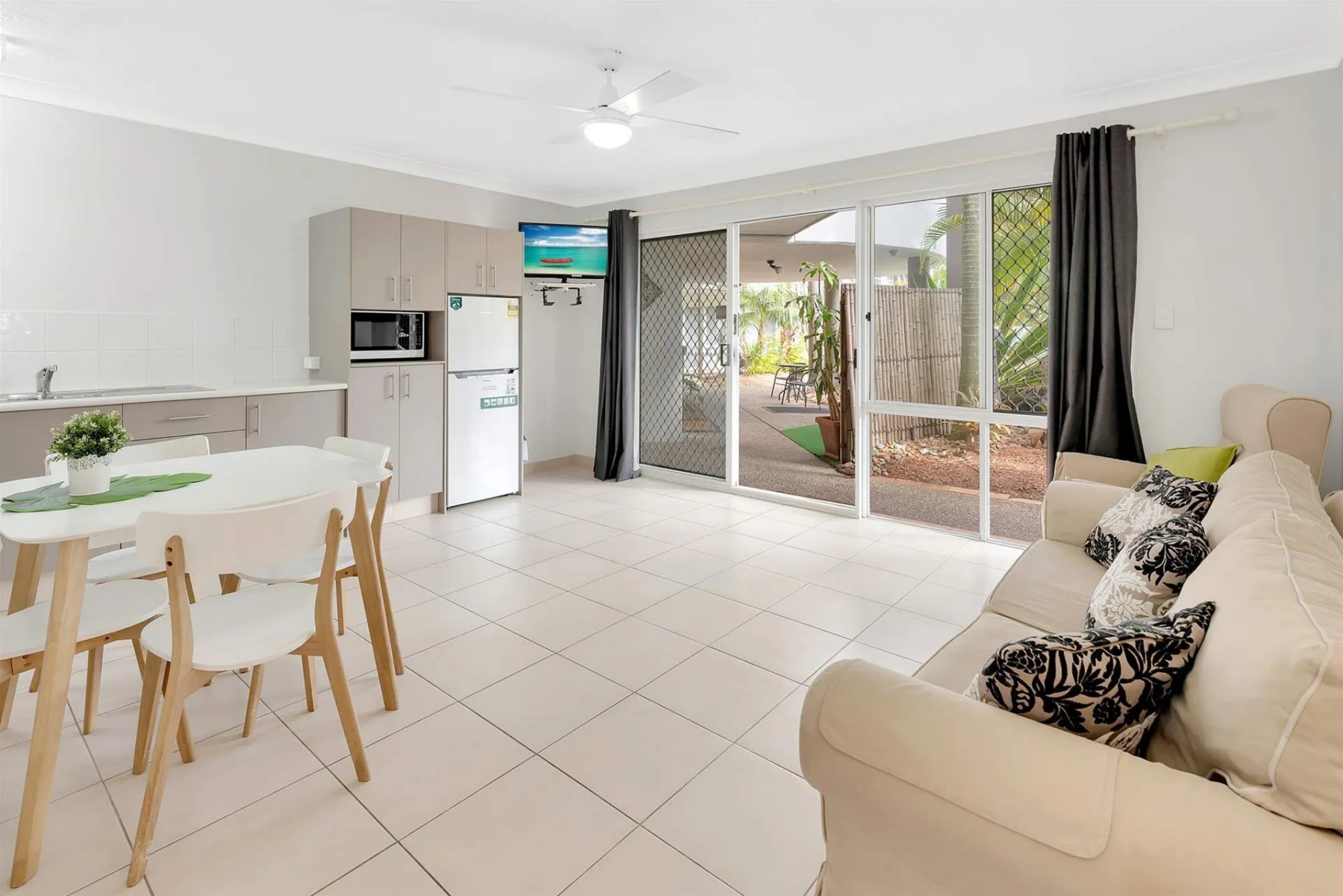 Rental: 8/12 Coolgardie Street, Elanora, QLD, 4221 photo-4